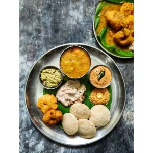 Sambar, Peanut Chutney, Curry Leaves Chutney, Coconut Chutney, Medu Vada, Idli